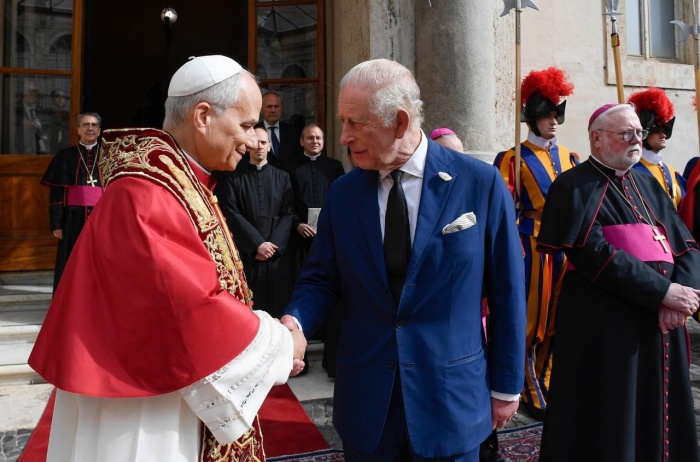教宗良十四世（左）迎接英王查爾斯三來訪，雙方握手寒喧。（Vatican Media）